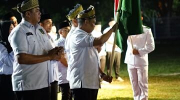 Ketua Umum Ikatan Pemuda Pekanbaru Muflihun STP.MAP menerima bendera PATAKA IPP di dampingi seluruh Pengurus masa bakti 2026-2030
