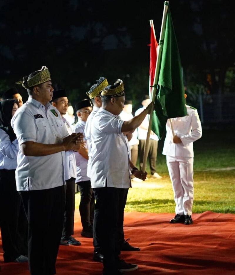 Ketua Umum Ikatan Pemuda Pekanbaru Muflihun STP.MAP menerima bendera PATAKA IPP di dampingi seluruh Pengurus masa bakti 2026-2030