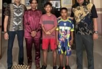 Kanan,Manto mewakili Managemen New Paragon dan Ridho mewakili Managemen Grand Dragon bersama pengelola Panti Asuhan