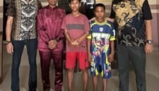 Kanan,Manto mewakili Managemen New Paragon dan Ridho mewakili Managemen Grand Dragon bersama pengelola Panti Asuhan