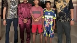 Kanan,Manto mewakili Managemen New Paragon dan Ridho mewakili Managemen Grand Dragon bersama pengelola Panti Asuhan