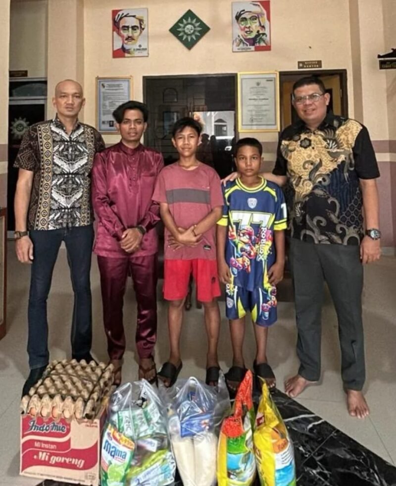 Kanan,Manto mewakili Managemen New Paragon dan Ridho mewakili Managemen Grand Dragon bersama pengelola Panti Asuhan