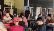 Arif Eka Saputra anggota DPD RI memberikan kata sambutan dalam peresmian Klub Domino ORADO Swiss Zone 
Hari Minggu 30 Mei 2026 di Cafe ORADO jalan Garuda Sakti