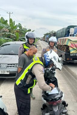 Macet di KM 75 Lintas Timur Pelalawan, Dipicu Kendaraan Lawan Arus