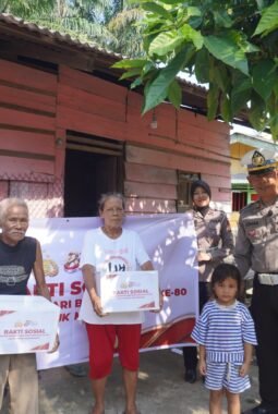 Jelang Bhayangkara ke-80, Polantas Riau Beri 5.357 Bansos ke Warga